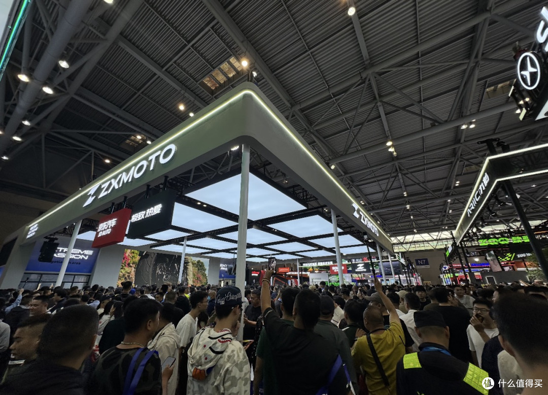 2026重庆摩博会现场:人气火爆!张雪展台被围得水泄不通