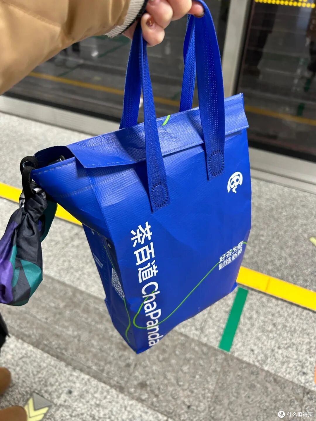 打工人的通勤包,能有多“邪修”?一分钱不花,比专门买的还好用
