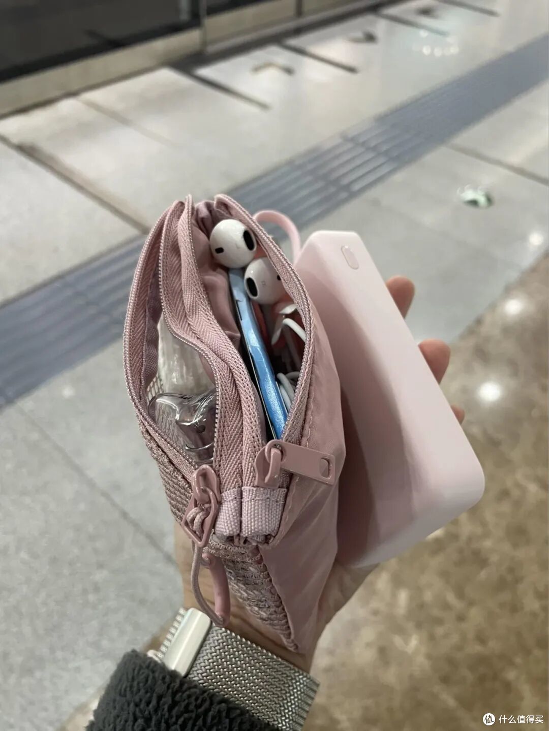 打工人的通勤包,能有多“邪修”?一分钱不花,比专门买的还好用