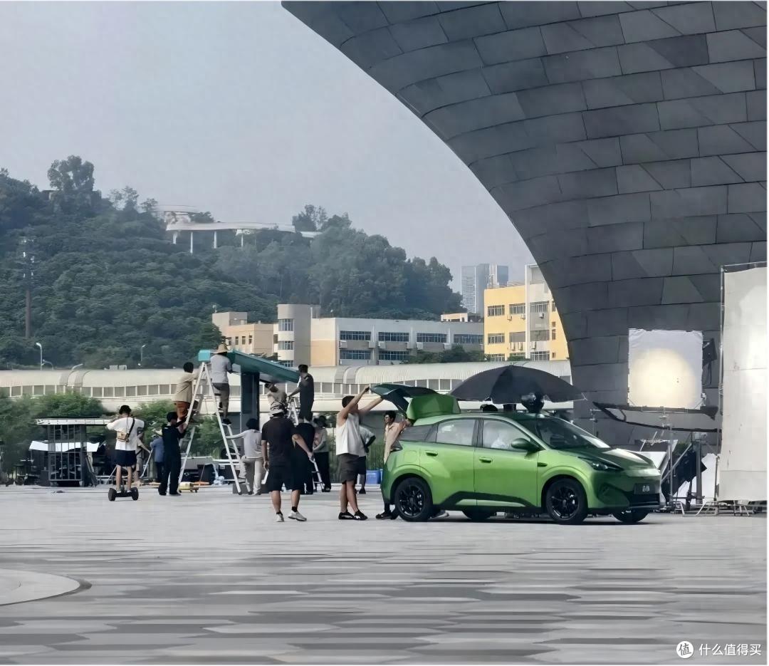 全新比亚迪海鸥实车曝光!外观造型年轻运动,轴距加长至2650mm