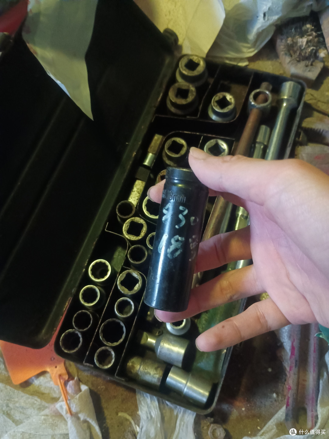 老板在一堆套筒里翻了老半天，翻出来一个，8块，8块就8块吧，也没精力讨价还价，付钱走人（网上一般2-3块就能买）