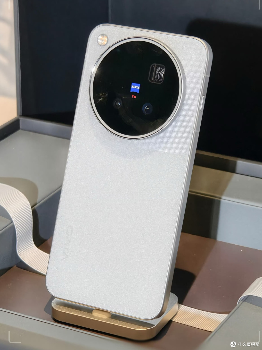 起售5499最贵12999元！vivo X500发布，这次真奔着相机去了？