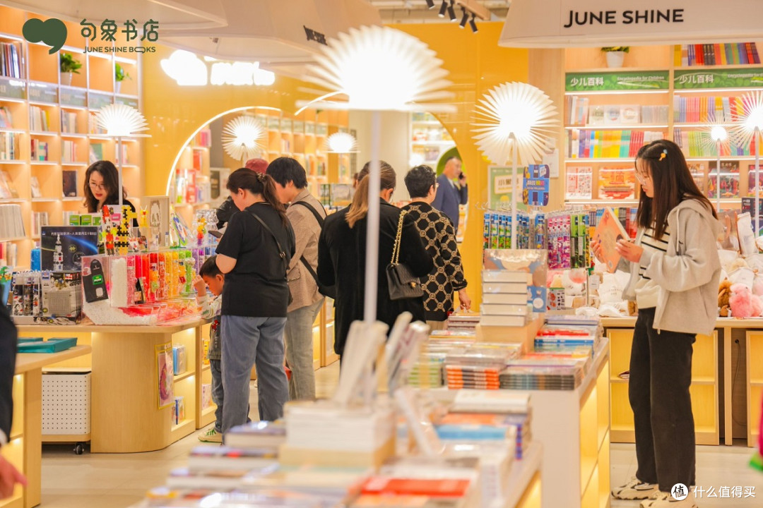 图4：句象书店武汉经开永旺店店内实景