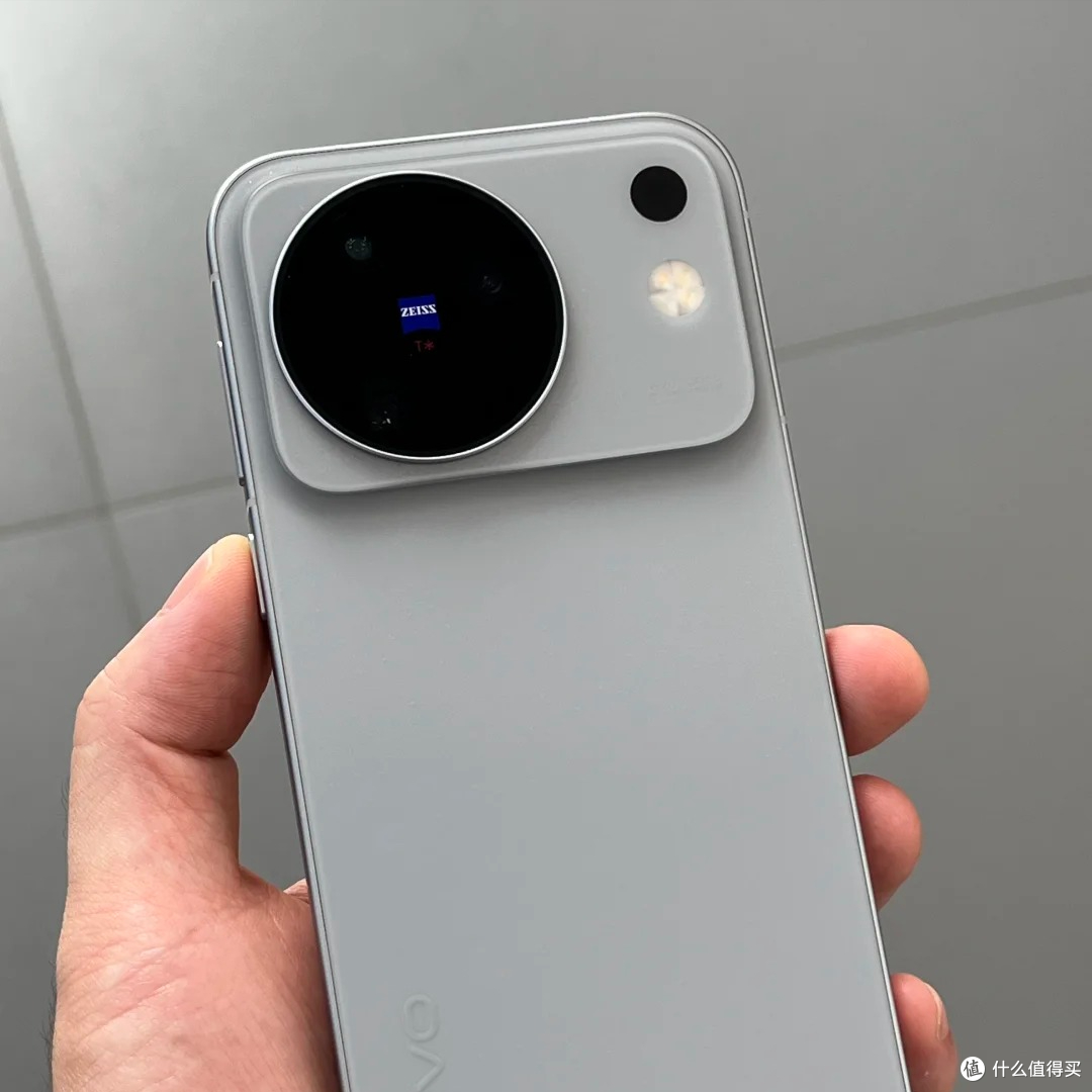 华为、小米看好了,vivo X500系列发布,全系涨价成常态