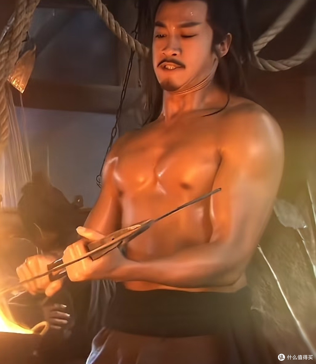 何润东50岁胸肌撑爆50斤战甲!中年男人练胸,穿衣不垮
