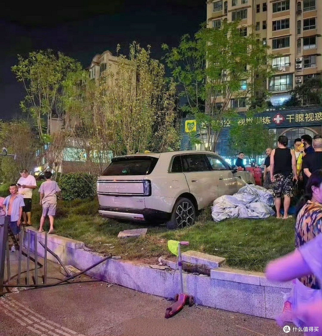 冲上绿化带车主锁单，不敢公开吃早餐，雷军营地直播翻车聊成卖点