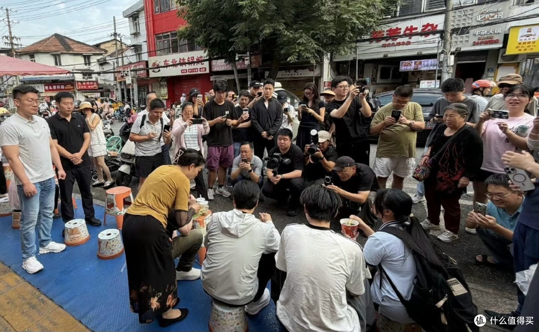 冲上绿化带车主锁单，不敢公开吃早餐，雷军营地直播翻车聊成卖点