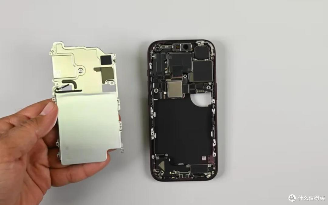 iPhone18 Pro“买得起修不起”?彻底拆解:堆料狠,但维修伤不起