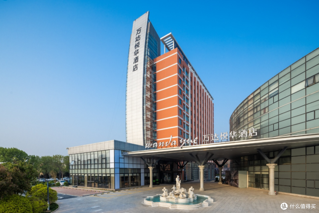i人选安静,e人选热闹,万达颐华酒店和万达美华酒店刚好都有