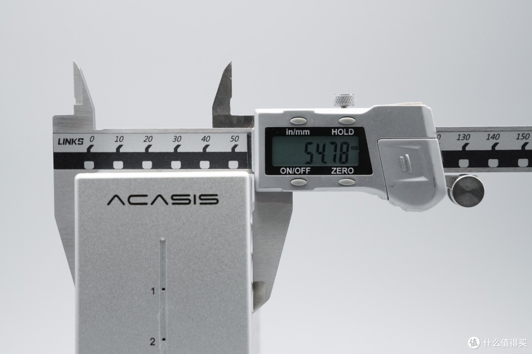 80Gbps AI存储阵列,阿卡西斯四盘位雷电5硬盘盒评测