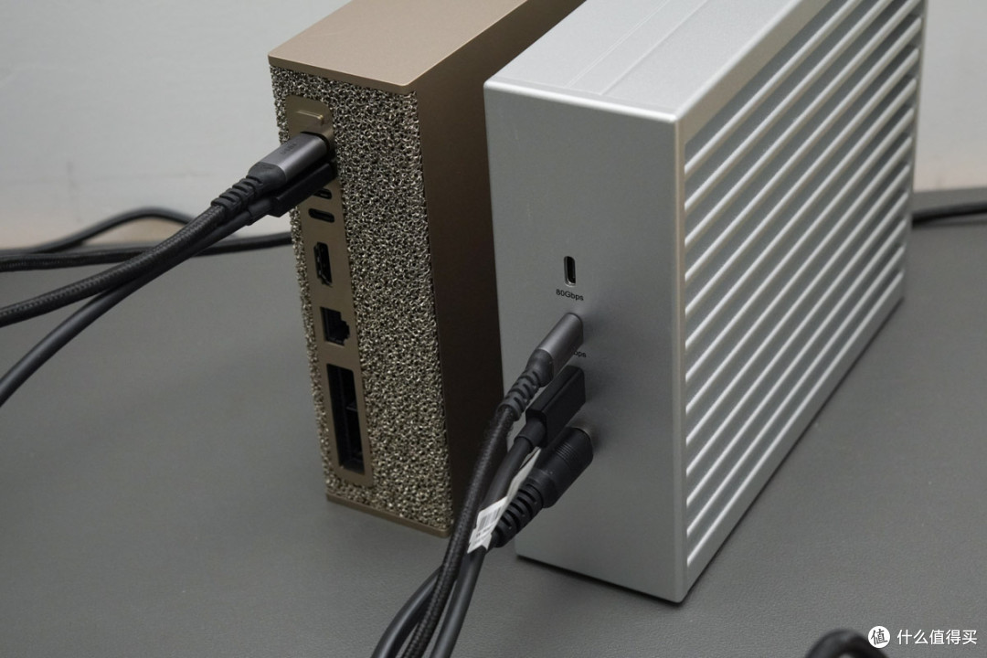 80Gbps AI存储阵列,阿卡西斯四盘位雷电5硬盘盒评测