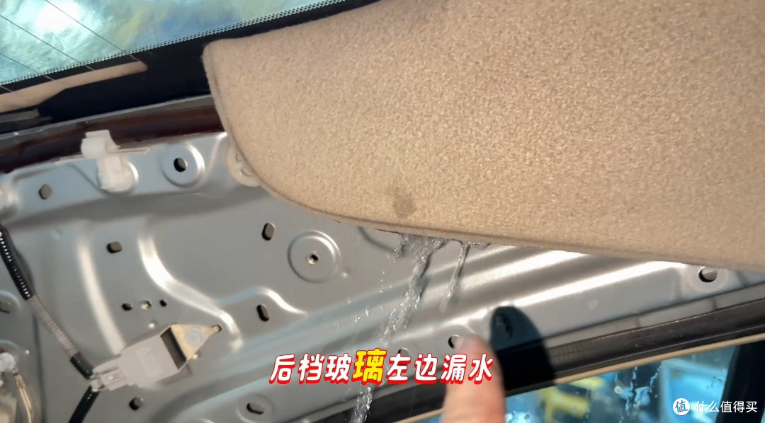 22万公里老凯美瑞暴雨后车内积水,拆空座椅才发现原因!