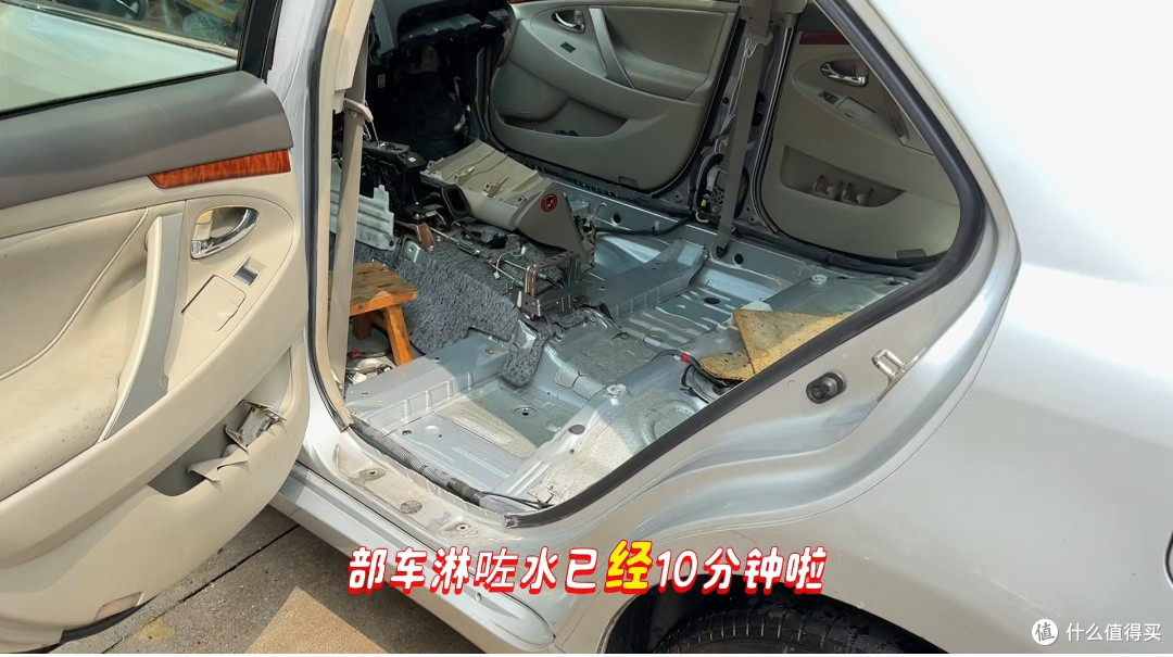 22万公里老凯美瑞暴雨后车内积水,拆空座椅才发现原因!