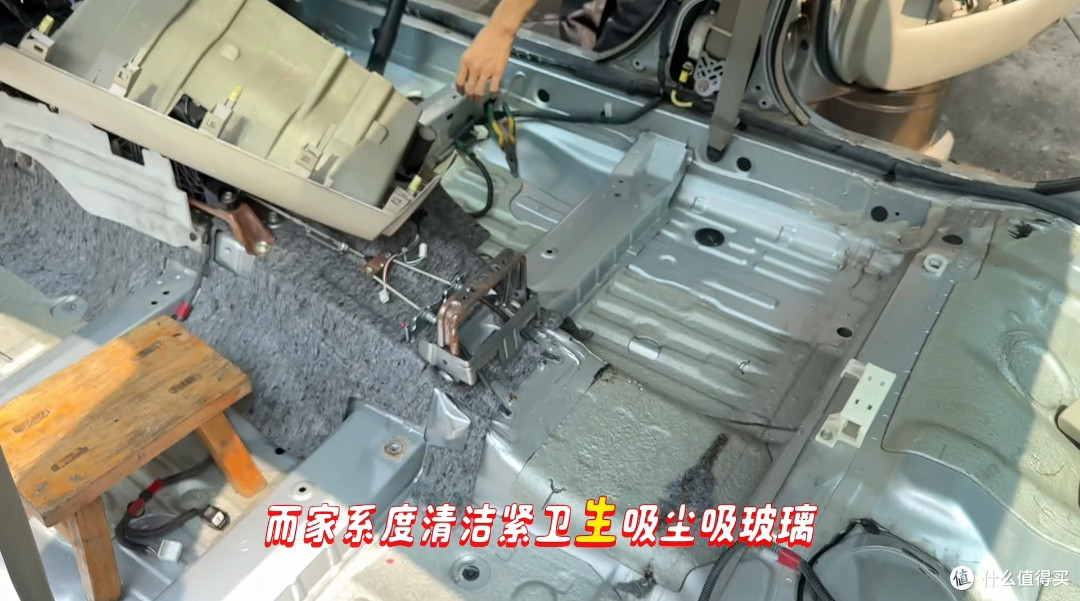 22万公里老凯美瑞暴雨后车内积水,拆空座椅才发现原因!