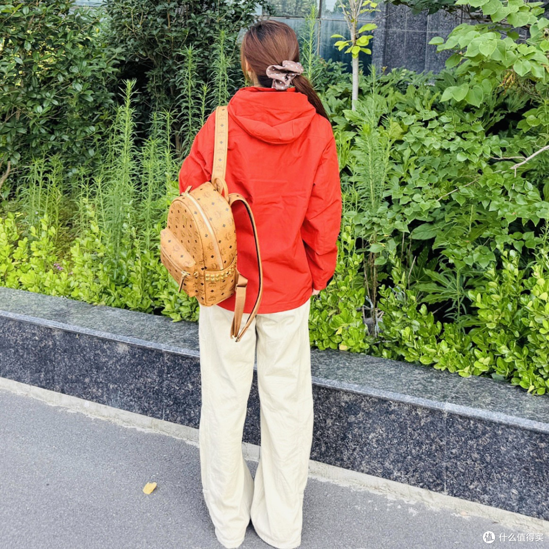 直接甩我的闭眼公式:正红冲锋衣+米白阔腿裤=山系日常通杀
