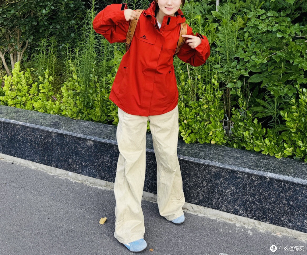 直接甩我的闭眼公式:正红冲锋衣+米白阔腿裤=山系日常通杀