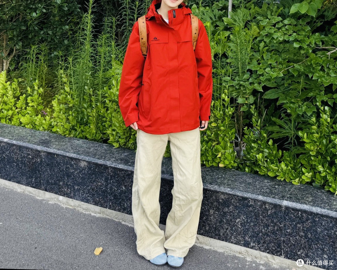 直接甩我的闭眼公式:正红冲锋衣+米白阔腿裤=山系日常通杀