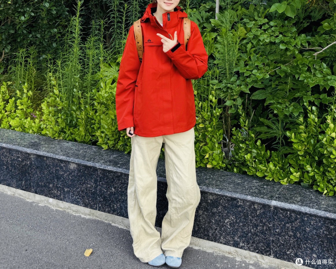 直接甩我的闭眼公式:正红冲锋衣+米白阔腿裤=山系日常通杀