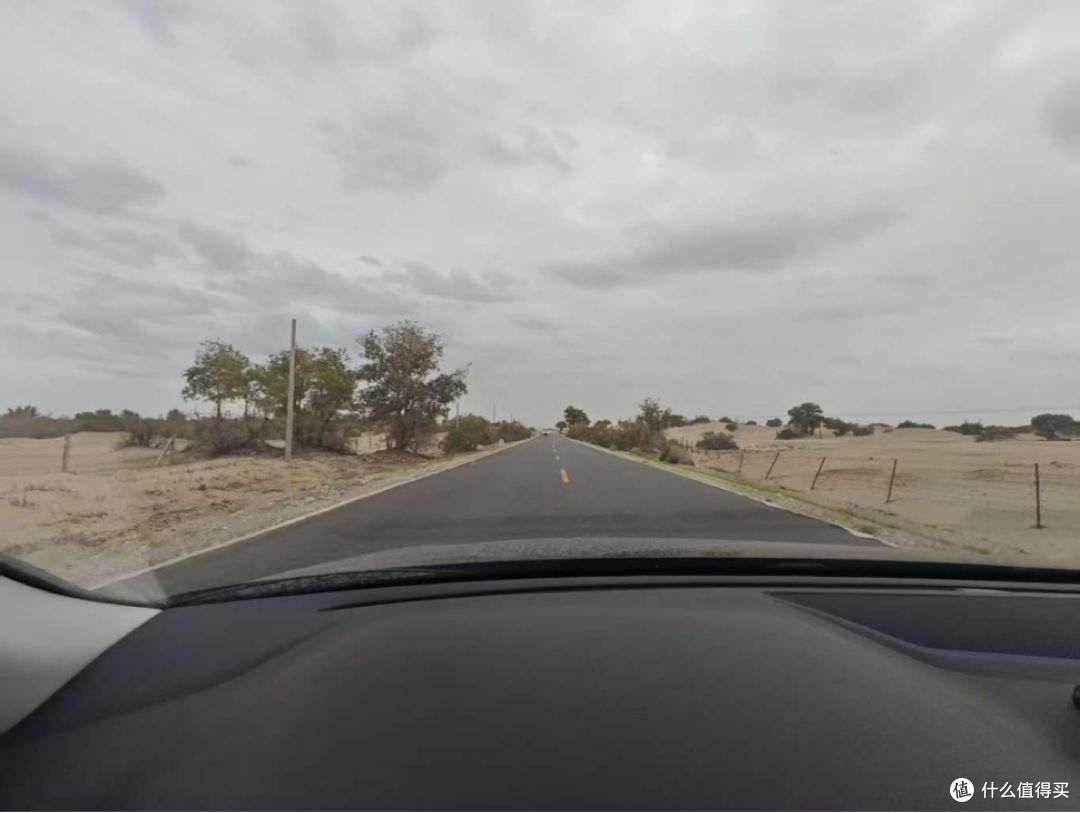 看看新疆的沙漠公路美不美?自驾感觉超级棒！！