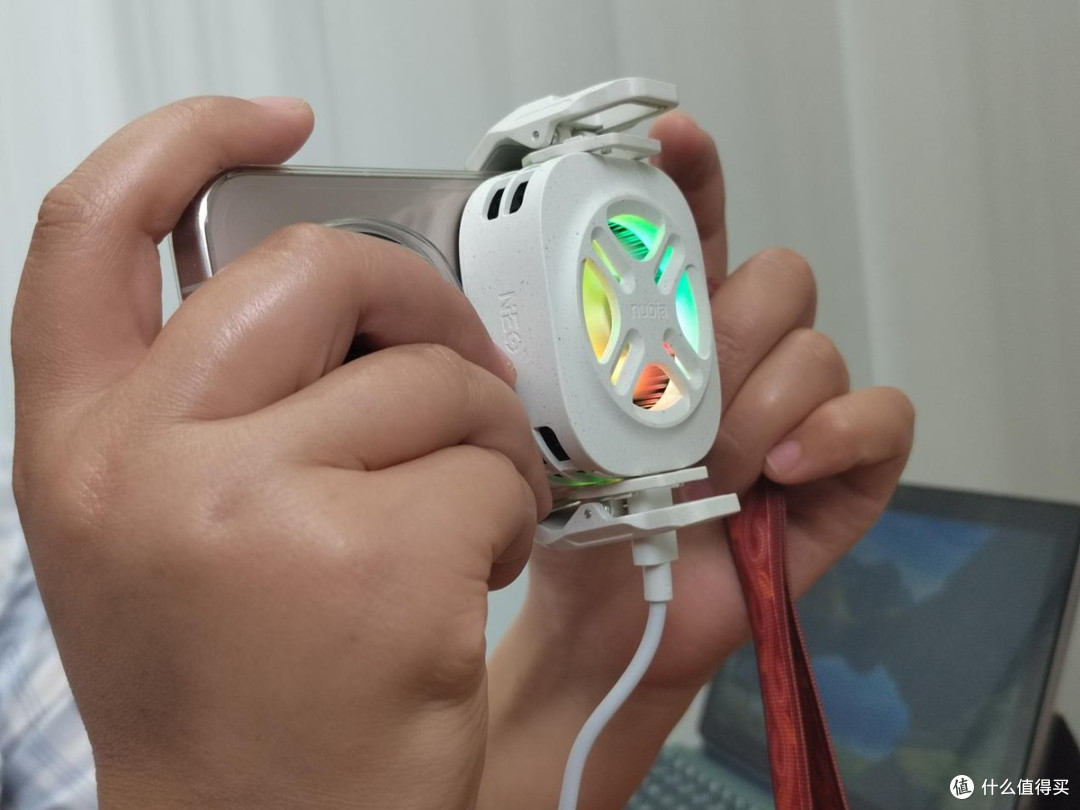 和平精英玩家实测|努比亚冰淇淋散热器,解决游戏发烫的糟心事