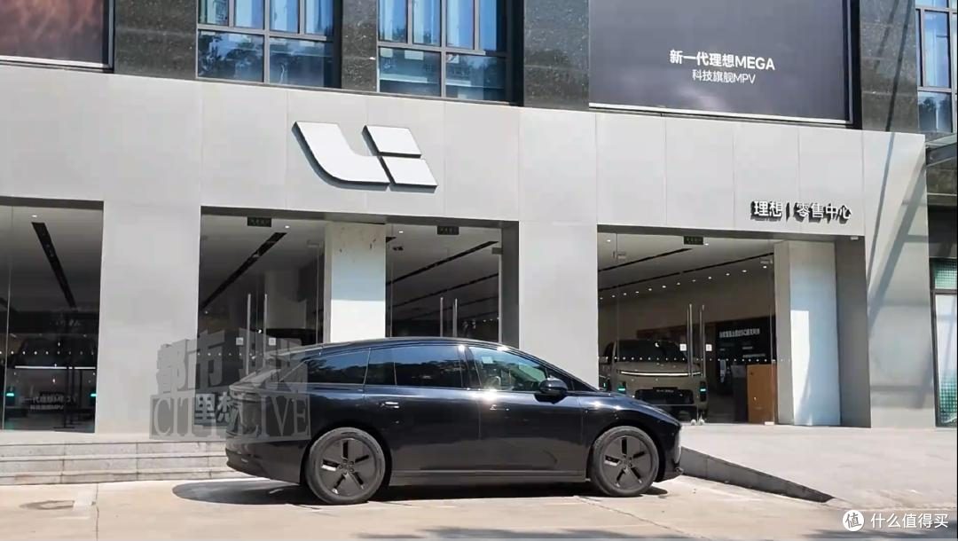 主驾车门数次失灵难关上 后置影像模糊倒车撞墙 理想L6女车主崩溃