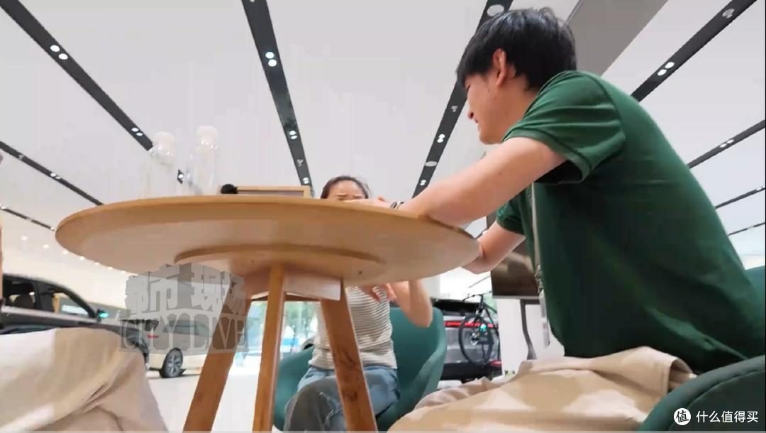 主驾车门数次失灵难关上 后置影像模糊倒车撞墙 理想L6女车主崩溃