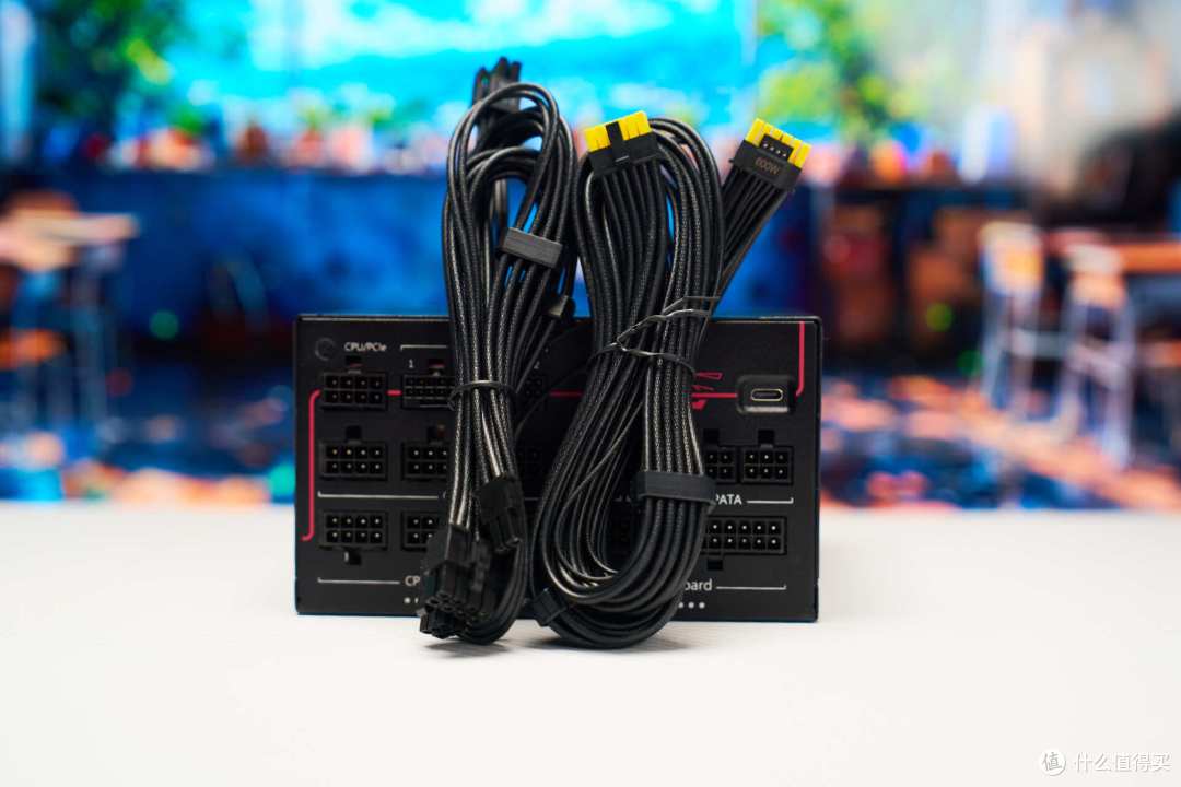 微星 MPG Ai1300TS PCIE5 月神:面向下一代旗舰的稳定供电方案