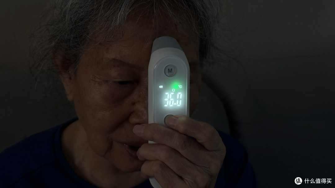 家庭常备体温计推荐:町石tinx额耳双测体温计,大字背光+一键操作