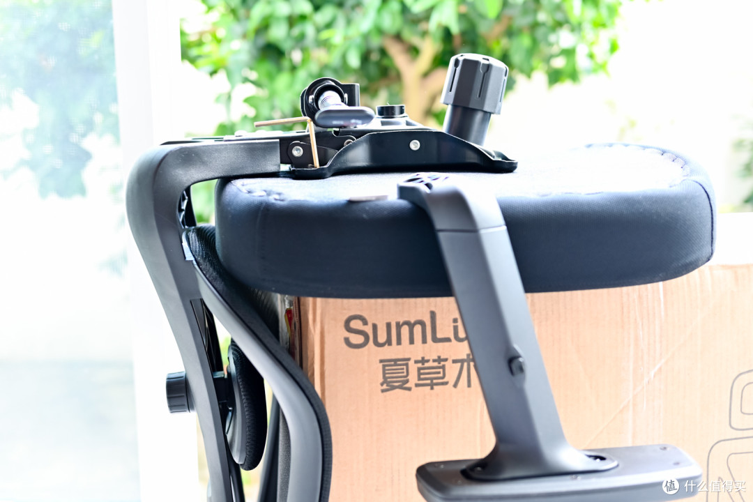 用入门价位的夏草木Fit CC办公椅就可享受旗舰级人体工学椅的舒适