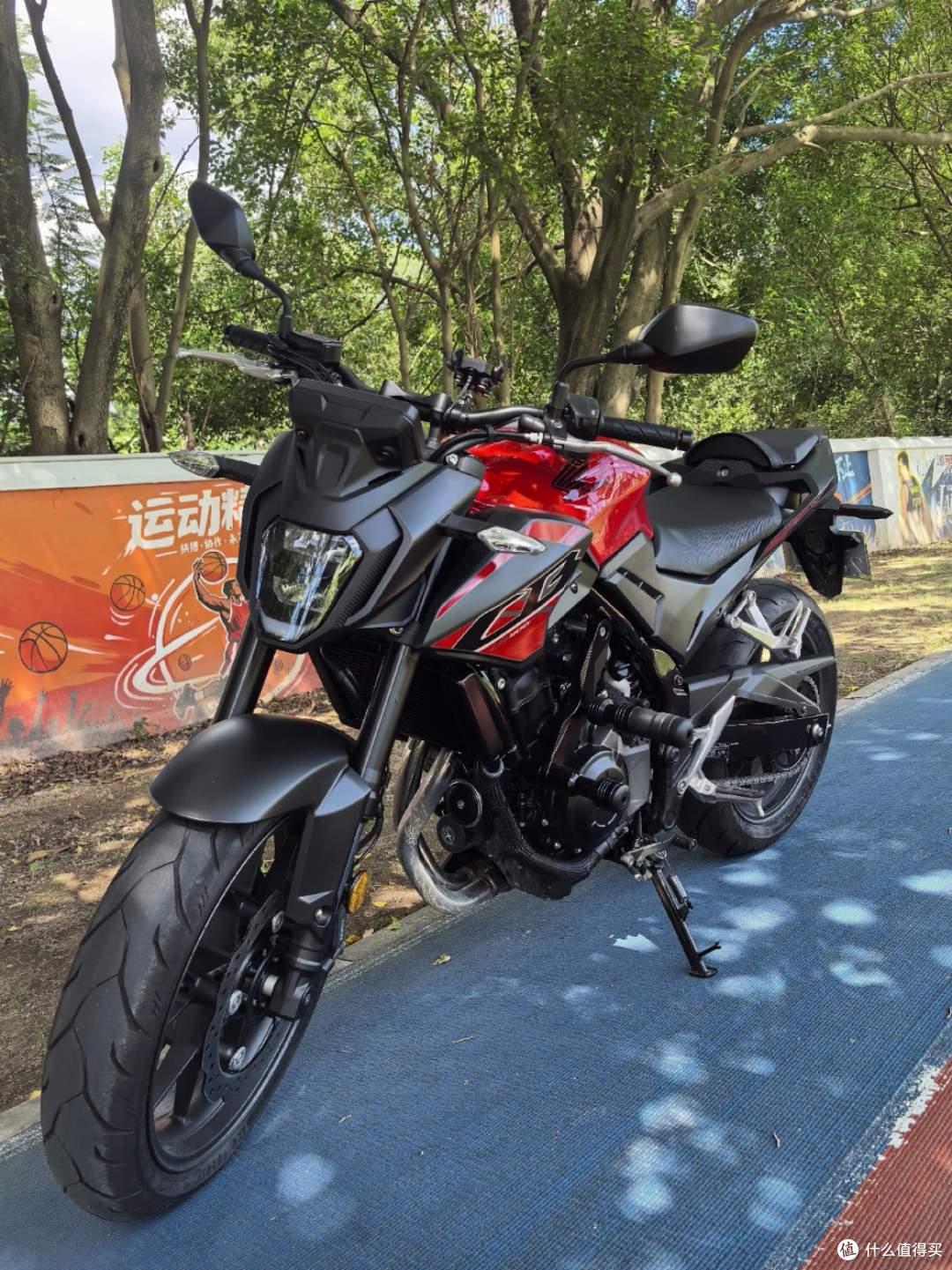 本田CB500F实测,摩托对比家用小车,到底哪个更省钱?