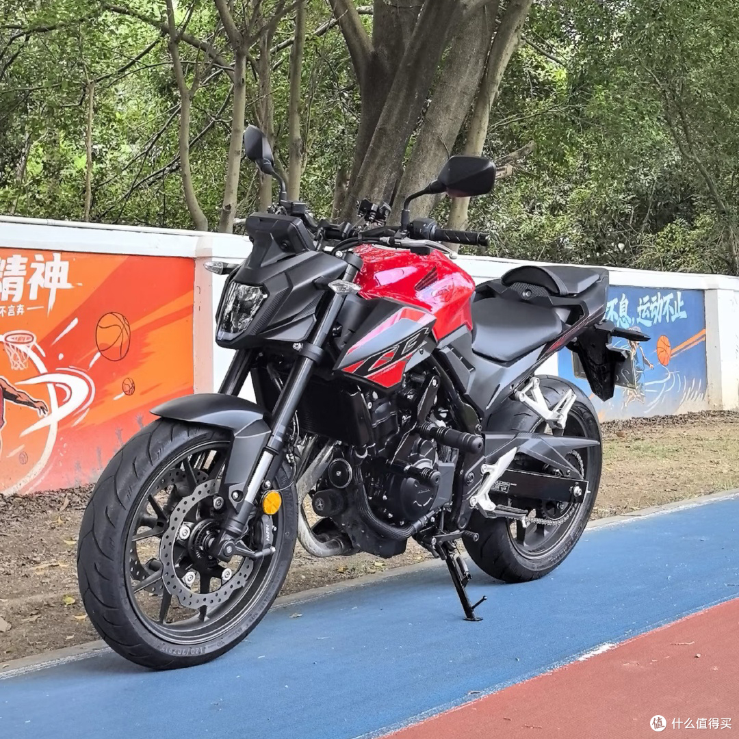 本田CB500F实测,摩托对比家用小车,到底哪个更省钱?