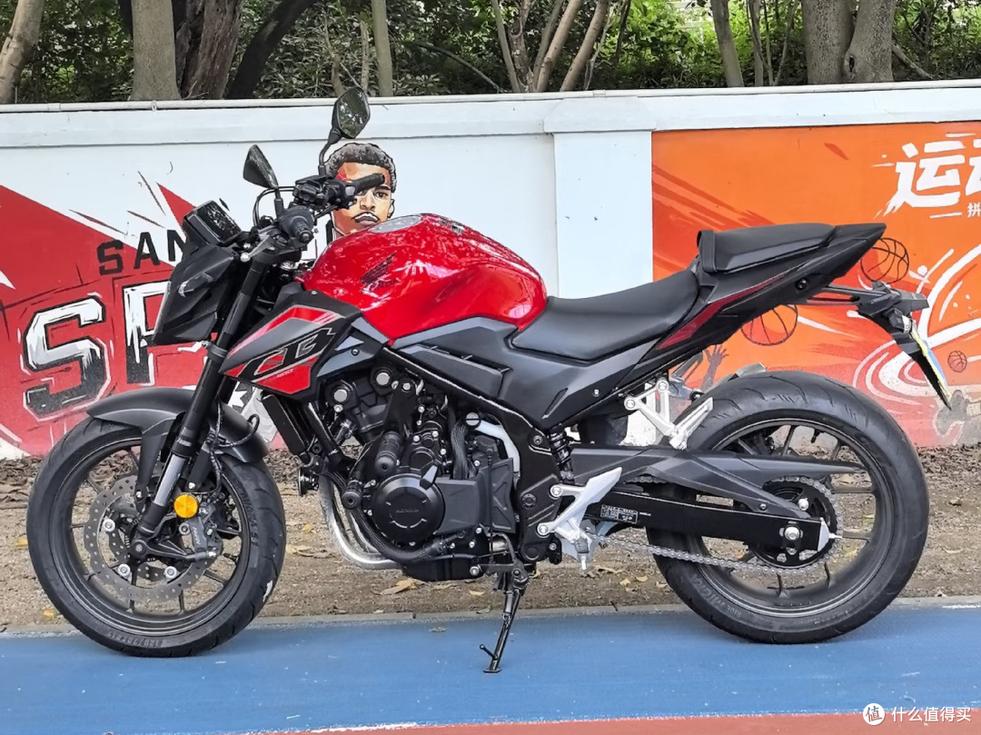 本田CB500F实测,摩托对比家用小车,到底哪个更省钱?