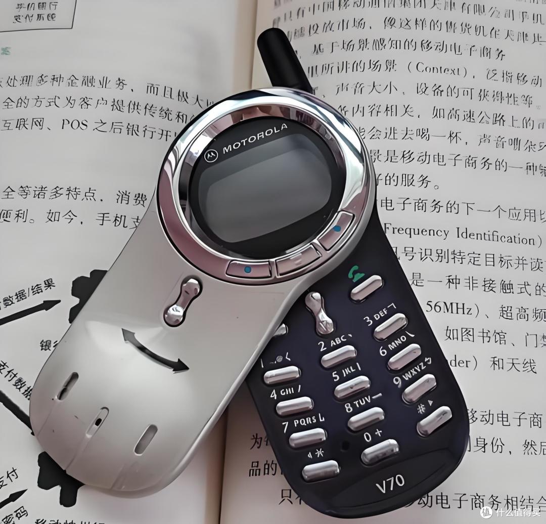 摩托罗拉V70:那道旋转的蓝光,属于2002年的偏执浪漫