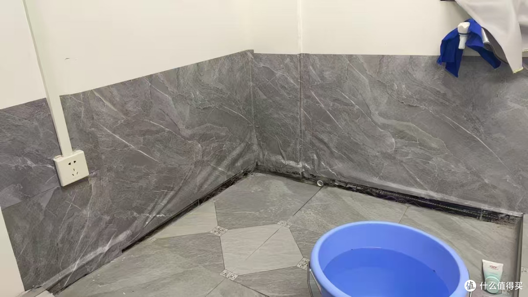 谁懂！老卫生间墙面斑驳真的很影响心情😭