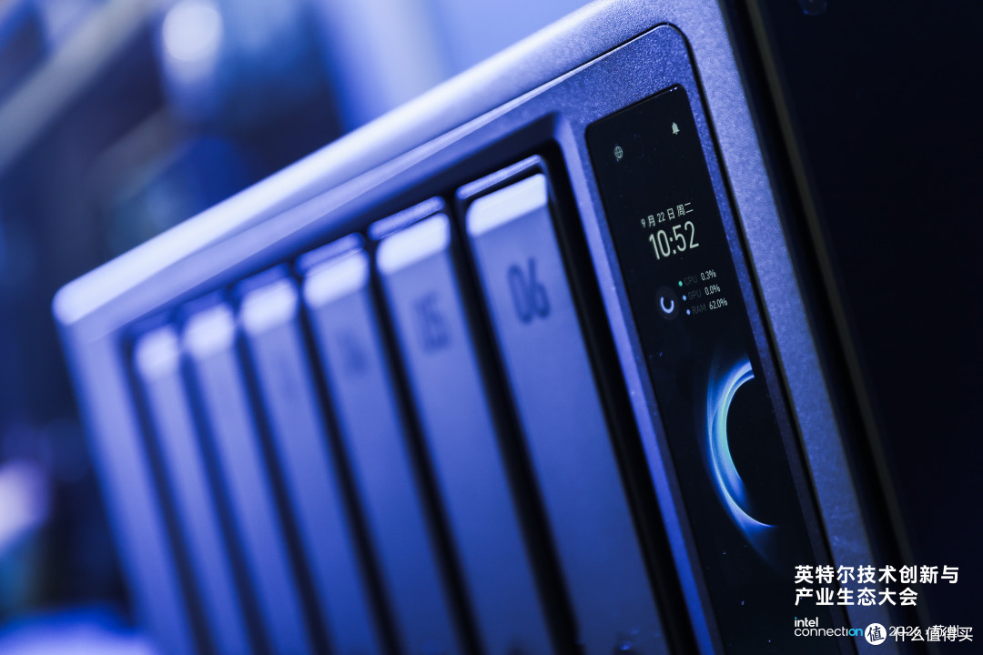 绿联AI NAS iDX6011Pro亮相英特尔大会,本地 AI+外接GPU双管齐下