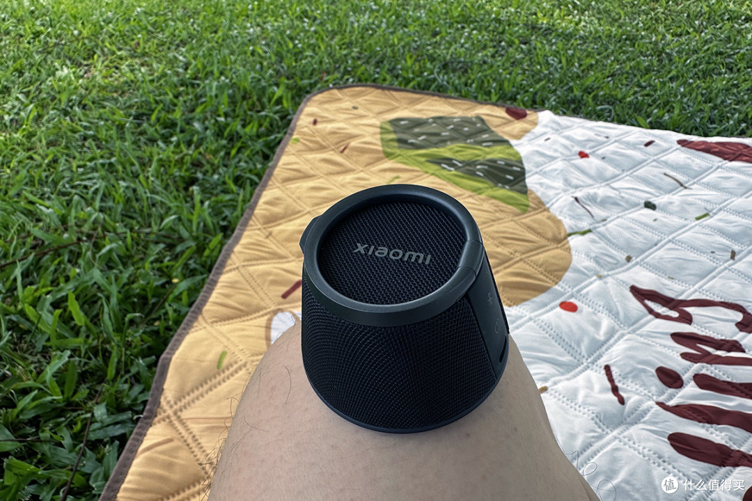 小米磁吸便携小音箱,贴上手机就能随心听