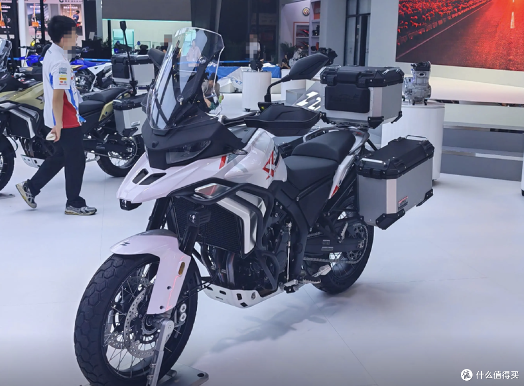 张雪820X正式上市!46800和57800差1.1万,到底多了什么?