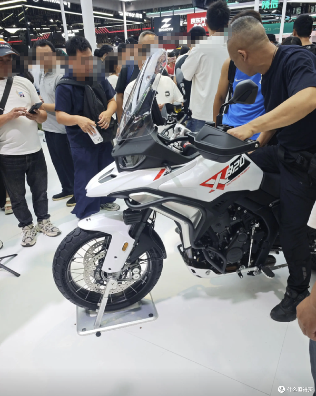 张雪820X正式上市!46800和57800差1.1万,到底多了什么?