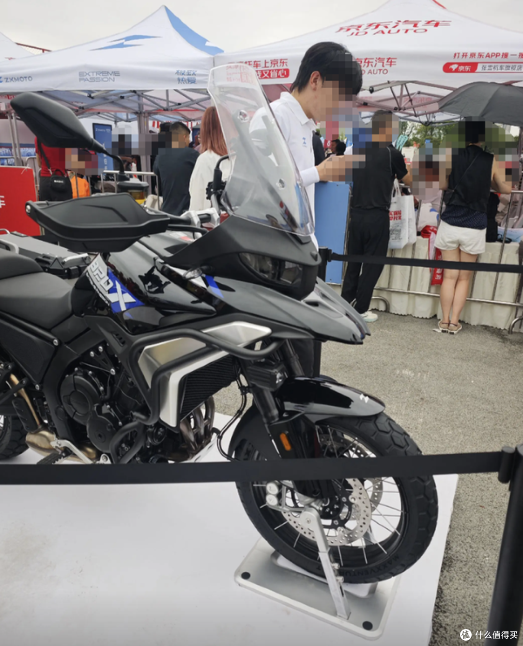 张雪820X正式上市!46800和57800差1.1万,到底多了什么?