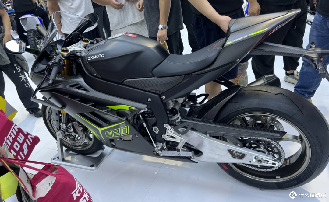 张雪820RR RS卖13.8万贵不贵?看完装配的这堆钛合金和碳纤维再说
