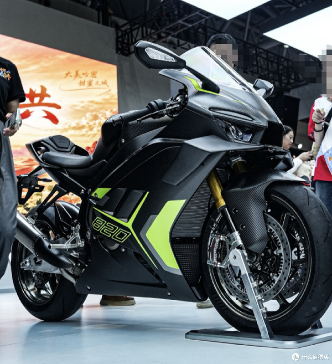 张雪820RR RS卖13.8万贵不贵?看完装配的这堆钛合金和碳纤维再说