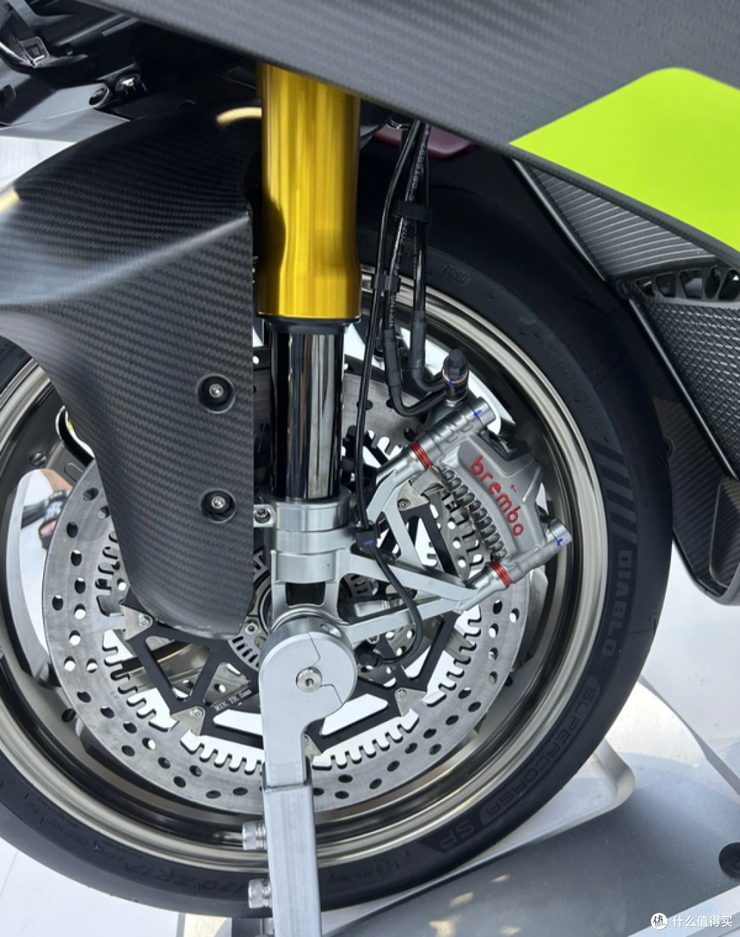 张雪820RR RS卖13.8万贵不贵?看完装配的这堆钛合金和碳纤维再说