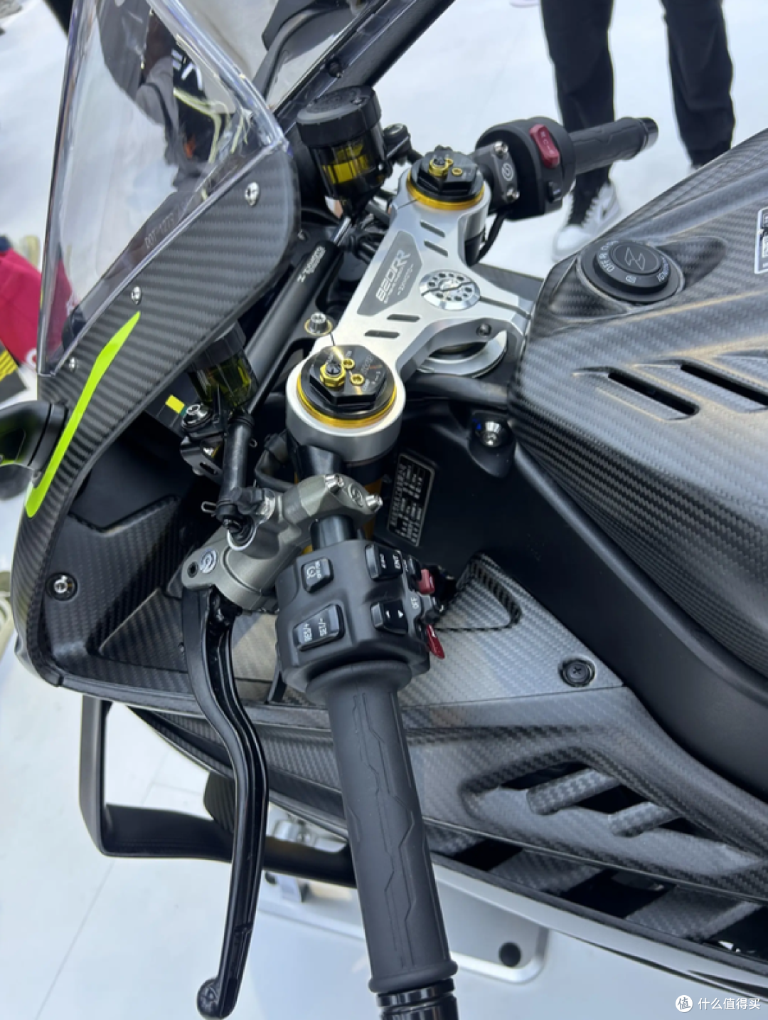 张雪820RR RS卖13.8万贵不贵?看完装配的这堆钛合金和碳纤维再说