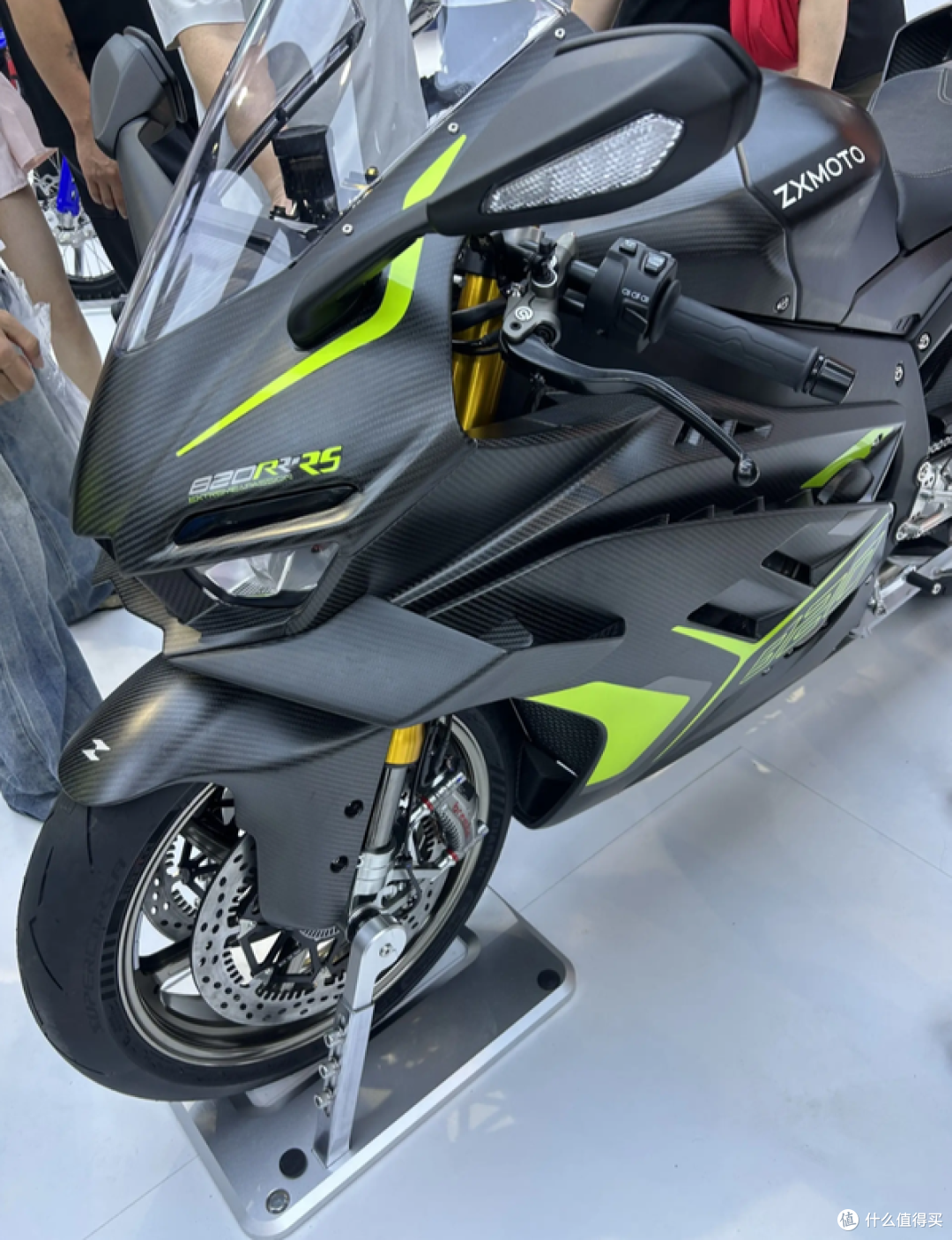 张雪820RR RS卖13.8万贵不贵?看完装配的这堆钛合金和碳纤维再说
