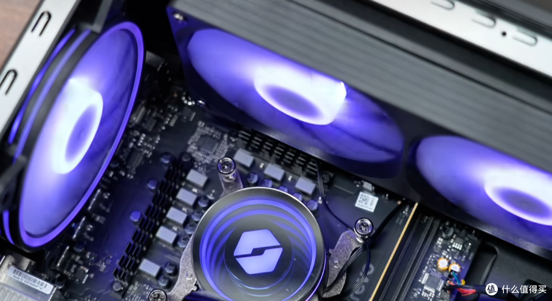 8000出头拿下笔记本RTX5070 Ti级别性能？机械革命极光G505能冲吗