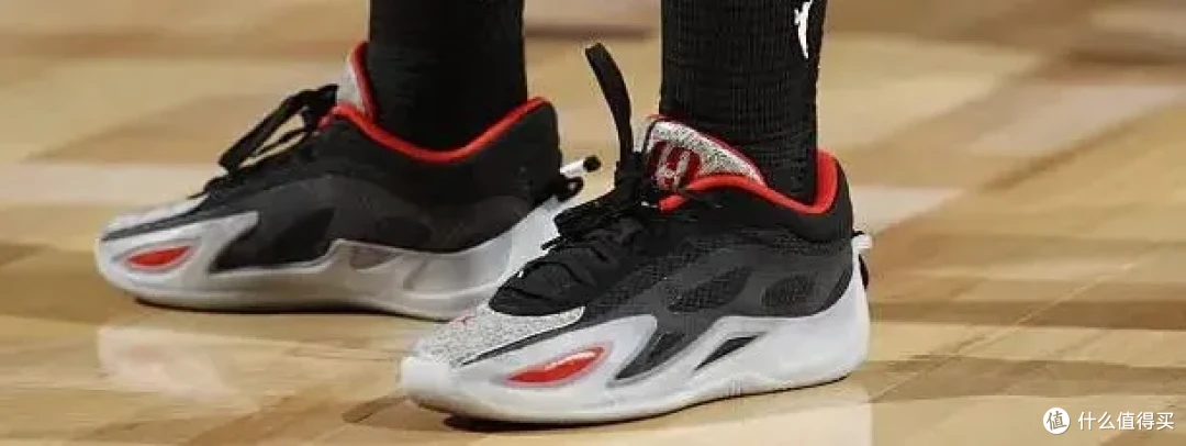 【WNBA每日上脚】克拉克1代开窍了?最像科比球鞋配色来袭!