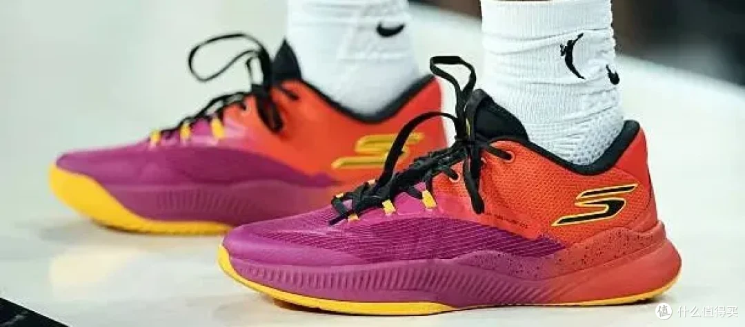 【WNBA每日上脚】克拉克1代开窍了?最像科比球鞋配色来袭!