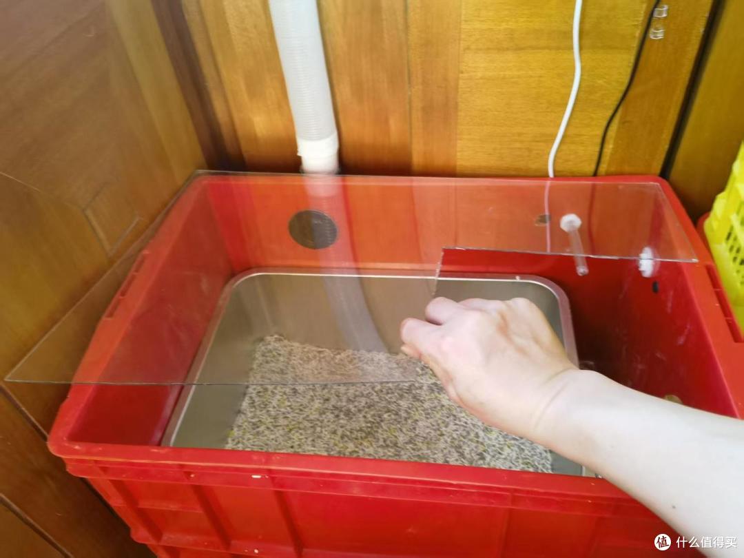 按周转箱的尺寸配一个透明盖，右下预留操作区域就能形成负压，铲屎灰和臭气就不会迎面扩散