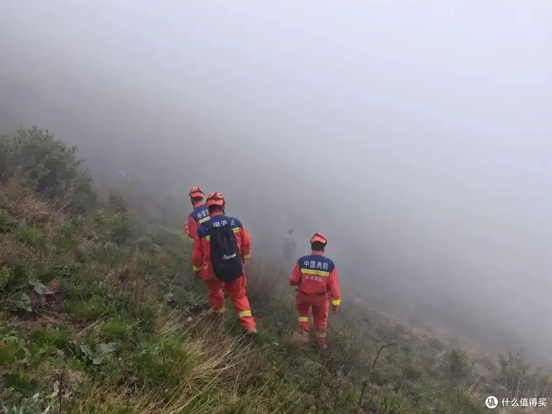 山野备忘录|六旬夫妻被困大顶山,手机快没电让救援拖了11小时