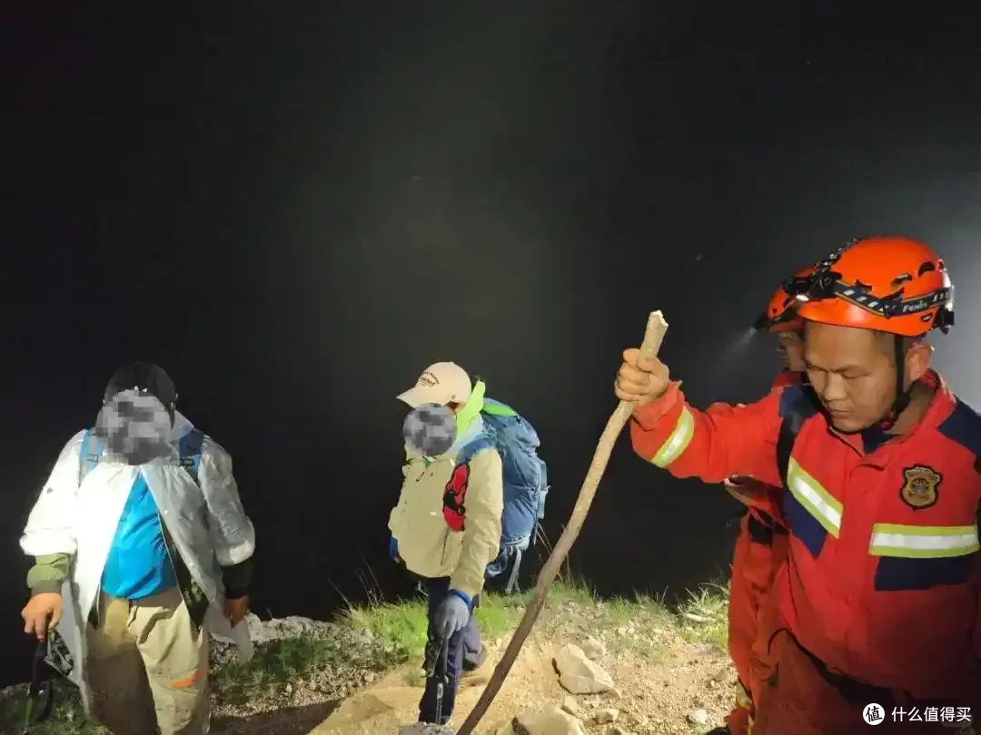 山野备忘录|六旬夫妻被困大顶山,手机快没电让救援拖了11小时